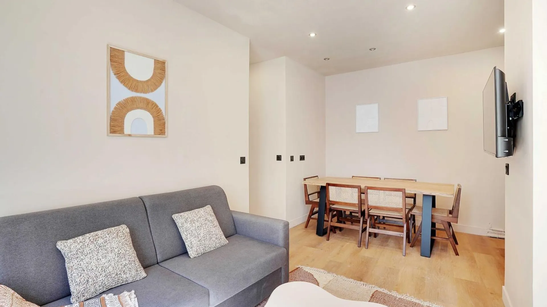 Refurbished Apartment - 2Bd-8P - Place D\'Italie contacts